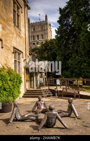 Großbritannien, England, Gloucestershire, Tewkesbury, Church Street, Touching Souls Bronzeskulptur von Mico Kaufman vor der Abtei Stockfoto