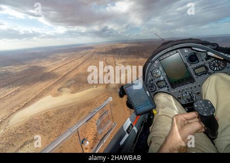 Cockpit eines Flugzeugs, Landung mit einem Segelflugzeug in der Wüste auf dem Flugplatz Pokweni, Fliegen, Cockpit, ASH32MI, Instrumente, Steuerknüppel, Hand, Lenkung Stockfoto