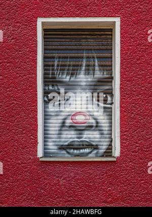 Kreative Graffiti mit emotionalen Statements an der Fassade eines Jugendpsychiaters, Berlin, Deutschland Stockfoto