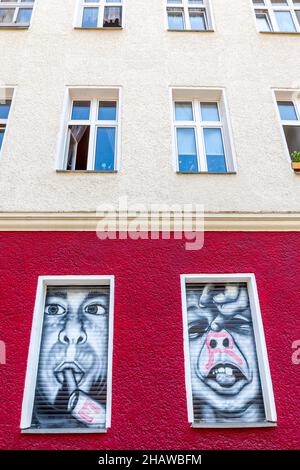 Kreative Graffiti mit emotionalen Statements an der Fassade eines Jugendpsychiaters, Berlin, Deutschland Stockfoto