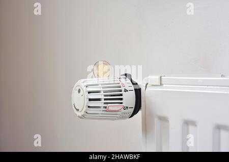 Heizkörperthermostat mit EUR2 Münzen, Deutschland Stockfoto