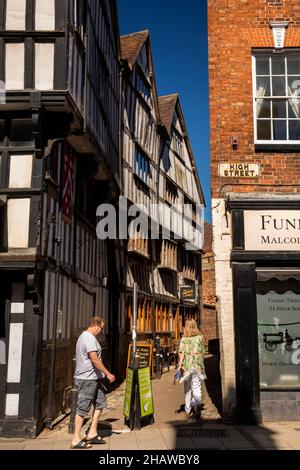 Großbritannien, England, Gloucestershire, Tewkesbury, High Street, Tolsey Lane und Cross House Tavern mit Rahmen und Steg Stockfoto