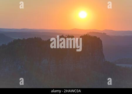 Blick vom Carola-Felsen über das Elbsandsteingebirge mit Schrammsteine, Festung Königstein, Sonnenuntergang mit Sonnenuntergang rot in Sächsische Schweiz National Stockfoto