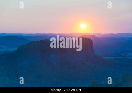 Blick vom Carola-Felsen über das Elbsandsteingebirge mit Schrammsteine, Festung Königstein, Sonnenuntergang mit Sonnenuntergang rot in Sächsische Schweiz National Stockfoto