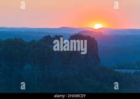 Blick vom Carola-Felsen über das Elbsandsteingebirge mit Schrammsteine, Festung Königstein, Sonnenuntergang mit Sonnenuntergang rot in Sächsische Schweiz National Stockfoto