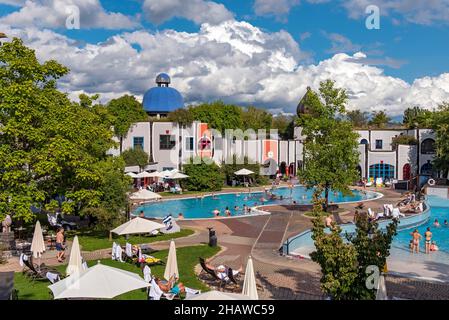 Schwimmbad im Rogner Thermal Spa und Hotel entworfen von Hundertwasser, Bad Blumau, Österreich Stockfoto