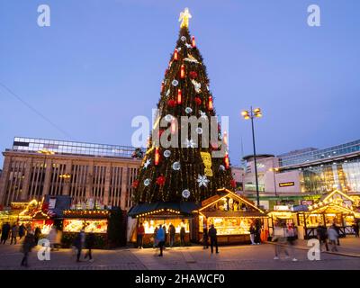 Der größte Weihnachtsbaum der Welt auf dem Dortmunder Weihnachtsmarkt, Blue Hour, Dortmund, Ruhrgebiet, Nordrhein-Westfalen, Deutschland Stockfoto