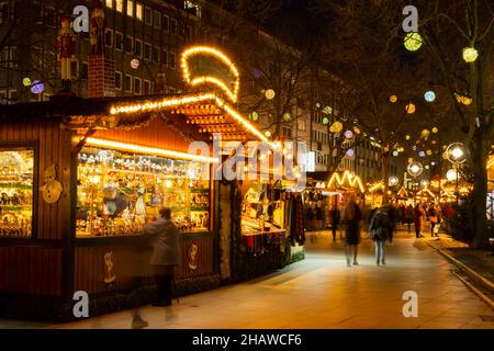 Weihnachtsmarkt Dortmund in der Kleppingstraße, Nachtaufnahme, Dortmund, Ruhrgebiet, Nordrhein-Westfalen, Deutschland Stockfoto