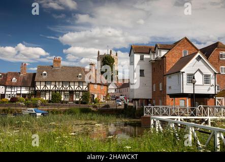 Großbritannien, England, Gloucestershire, Tewkesbury, St Mary’s Road, Alte wasserbetriebene Mühle auf Mill Avon neben historischen Häusern am Wasser Stockfoto