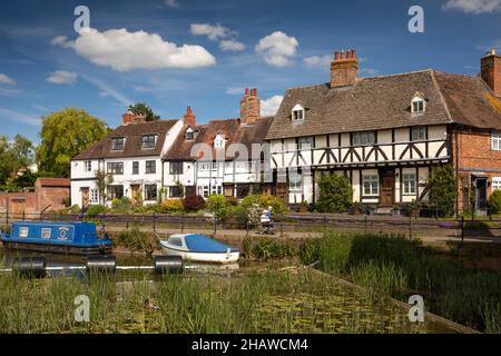 Großbritannien, England, Gloucestershire, Tewkesbury, St Mary’s Road, Die Boote vertäuten auf der Mühle Avon gegenüber dem Flussufer Stockfoto