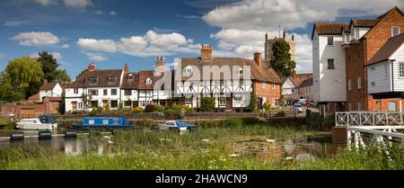 Großbritannien, England, Gloucestershire, Tewkesbury, St Mary’s Road, Boote, die auf der Mühle Avon gegenüber von Ufergrundstücken festgemacht sind, panoramisch Stockfoto