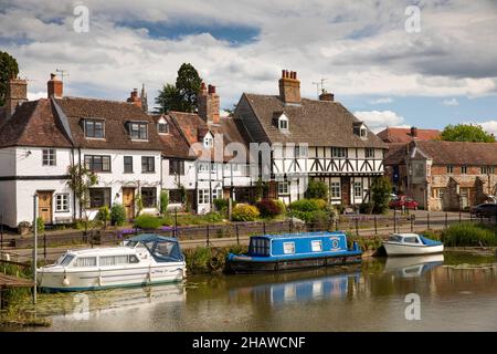 Großbritannien, England, Gloucestershire, Tewkesbury, St Mary’s Road, Boote vor malerischen Anwesen am Flussufer festgemacht Stockfoto