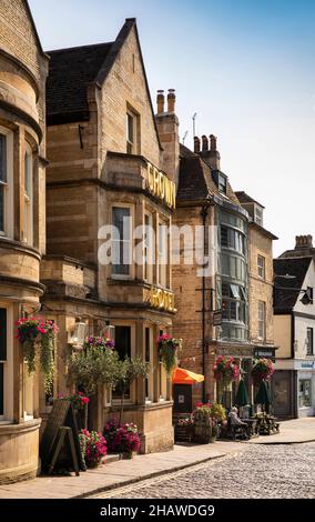 Blumenausstellungen in Großbritannien, England, Lincolnshire Stamford, All Saints Place, Paten & Co und Crown Hotel Stockfoto