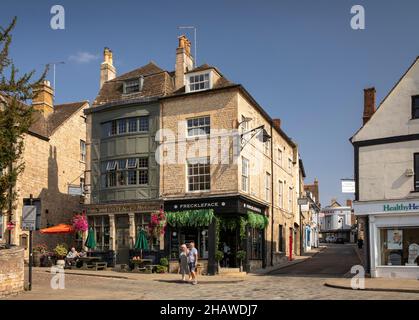 Großbritannien, England, Lincolnshire Stamford, Red Lion Square, Paten & Co, Weinhändler und Geschäfte auf der Red Lion Street Stockfoto