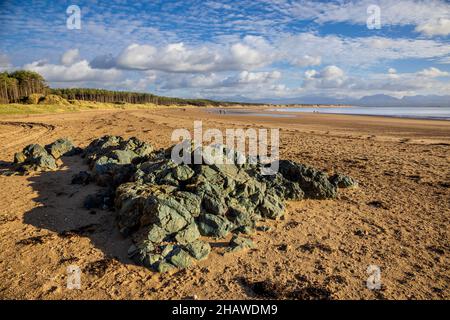 Basaltische Pillow Lava Felsen am Newborough Beach neben Llanddwyn Island, Isle of Anglesey, Nordwales Stockfoto