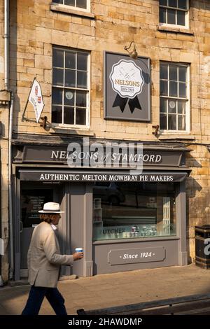 Großbritannien, England, Lincolnshire Stamford, Red Lion Square, Nelson’s Butcher’s, Pork Pie Maker Stockfoto