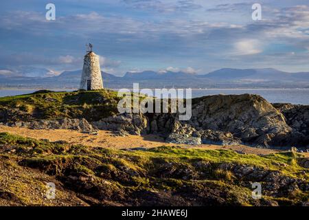 TWR Bach Leuchtturm auf Ynys Llanddwyn mit den Snowdonia Bergen im Hintergrund, Isle of Anglesey, Nordwales Stockfoto