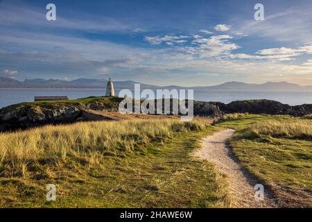 TWR Bach Leuchtturm auf Ynys Llanddwyn mit den Snowdonia Bergen im Hintergrund, Isle of Anglesey, Nordwales Stockfoto