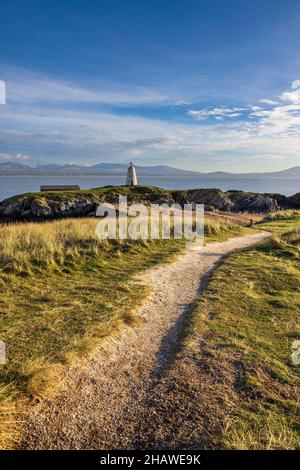 TWR Bach Leuchtturm auf Ynys Llanddwyn mit den Snowdonia Bergen im Hintergrund, Isle of Anglesey, Nordwales Stockfoto