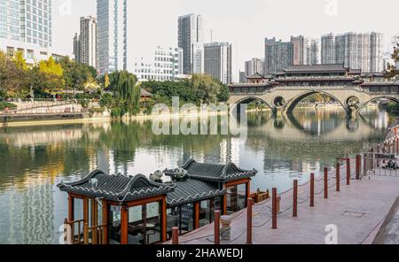 Tour Boot auf dem Jinjiang Fluss an der Anshun Brücke, dem berühmten Teil von Chengdu, einer Megastadt in China Stockfoto