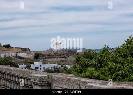 Blick auf Landschaft mit Windmühle in Vejer de la Frontera, einer schönen spanischen Stadt. Stockfoto