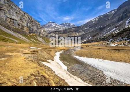 Strecke in Ordesa Valley Canyon Anfang April. Dies ist ein klassischer Spaziergang in den spanischen Pyrenäen. Huesca, Aragon, Spanien. Stockfoto