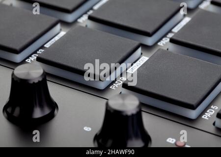 makro-Nahaufnahme des midi-PAD-Controllers Stockfoto