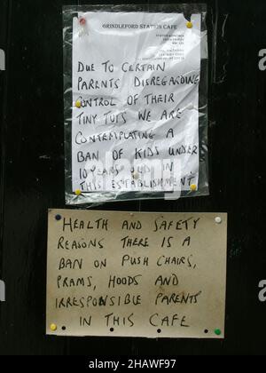 Schilder vor dem Grindleford Station Cafe in 2007. Derbyshire England. Regeln für Kunden - unverantwortliche Eltern, Gesundheit und Sicherheit Stockfoto