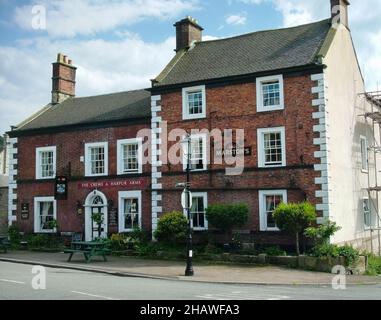 Das öffentliche Haus von Crewe und Harpur Arms in Longnor, Staffordshire, England. Peak District Village Pub. Ein Ort für Selbstversorger Stockfoto