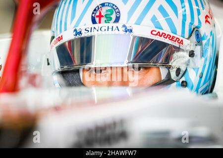 24 ZHOU Guanyu (chn), Alfa Romeo Racing ORLEN, Portrait während der Nachsaison 2021 Tests vom 14. Bis 15. Dezember 2021 auf dem Yas Marina Circuit, auf der Insel Yas, Abu Dhabi - Foto Antonin Vincent / DPPI Stockfoto