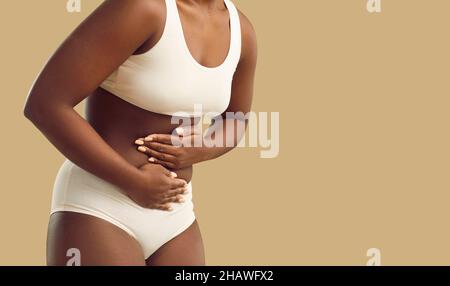 Ungesunde ethnische Frauen kämpfen mit Magenschmerzen Stockfoto