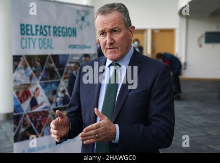 Sinn Fein Finanzminister Conor Murphy sprach vor den Medien vor dem ICC in Belfast nach der Unterzeichnung des Belfast Region City Deal. Bilddatum: Mittwoch, 15. Dezember 2021. Stockfoto