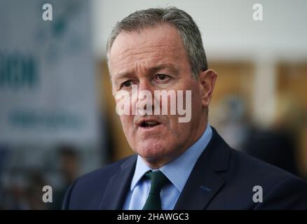 Sinn Fein Finanzminister Conor Murphy sprach vor den Medien vor dem ICC in Belfast nach der Unterzeichnung des Belfast Region City Deal. Bilddatum: Mittwoch, 15. Dezember 2021. Stockfoto