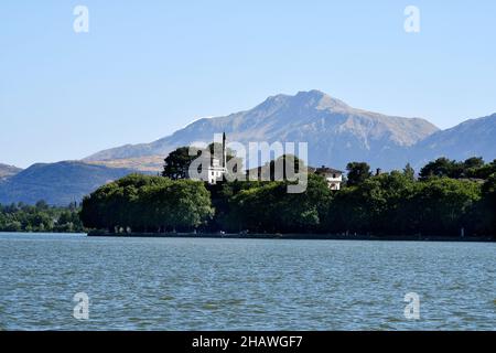 Griechenland, Ioannina, Blick auf die Fethiye Moschee und die Berge im Kreis Epirus Stockfoto