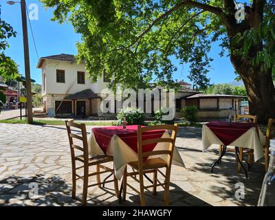 Ioannina, Griechenland - 27. Juni 2021: Tisch mit Spray zur Desinfektion während der Coronapandemie im Gartenbereich eines Restaurants Stockfoto