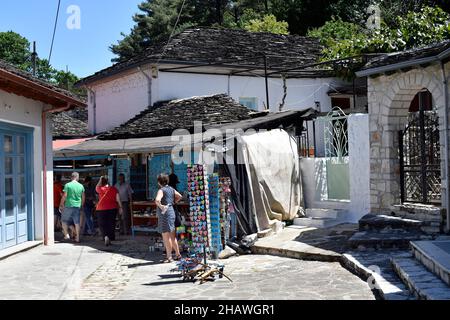 Ioannina, Griechenland - 27. Juni 2021: Nicht identifizierte Touristen in den engen Gassen vor dem Souvenirladen auf der kleinen Insel Pamvotis Stockfoto