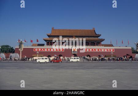 Das Vordergebäude und der Eingang der Verbotenen Stadt und des Kaiserpalastes auf dem Tiananmen-Platz in Peking in China. China, Peking, Oktober 1 Stockfoto