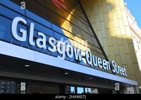 Außenbeschilderung für den Bahnhof Glasgow Queen Street in Schottland, Großbritannien Stockfoto