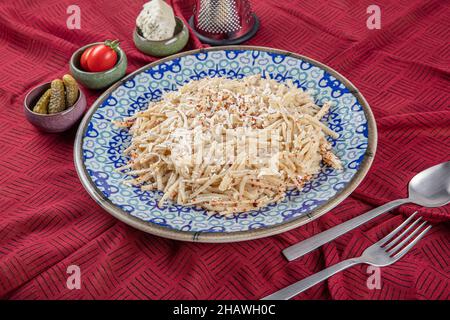 Türkische Käse-Pasta (türkischer Name; Peynirli eriste makarna). Triste aus traditioneller türkischer Küche. Stockfoto