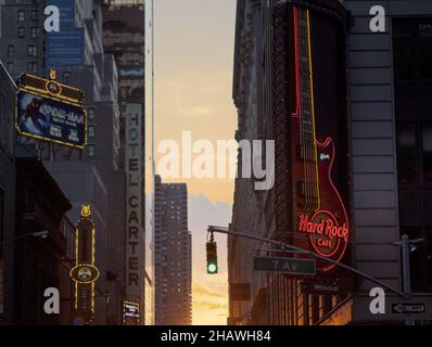 NEW YORK, USA - 06. Jun 2011: Die 7th AV in Manhattan bei Sonnenuntergang, New York, USA Stockfoto