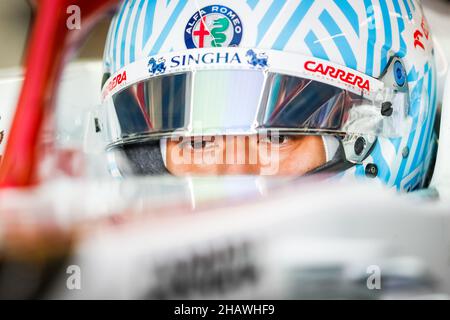 24 ZHOU Guanyu (chn), Alfa Romeo Racing ORLEN, Portrait während der Nachsaison 2021 Tests vom 14. Bis 15. Dezember 2021 auf dem Yas Marina Circuit, auf der Insel Yas, Abu Dhabi - Foto: Antonin Vincent/DPPI/LiveMedia Stockfoto
