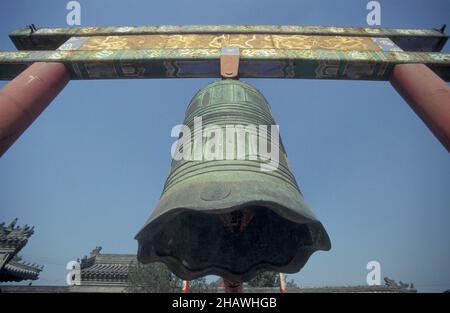 Ein großes traditionelles Glockengeläut im Kaiserpalast in der Verbotenen Stadt und im Kaiserpalast auf dem Tiananmen-Platz in Peking in China. C Stockfoto