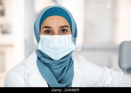 Porträt Einer Muslimischen Medizinischen Arbeiterin In Hijab Und Schutzmaske Stockfoto