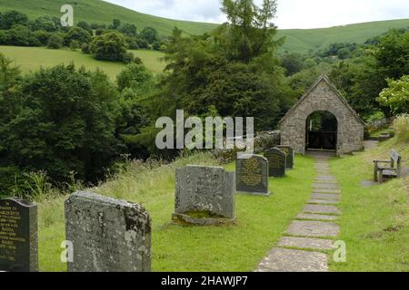 St. Issui's Church Friedhof und bedecktes Tor in einer hügeligen Landschaft, Partrishow, Powys, Wales, Großbritannien Stockfoto