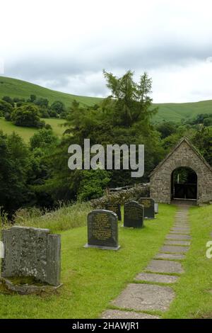 St. Issui's Church Friedhof und bedecktes Tor in einer hügeligen Landschaft, Partrishow, Powys, Wales, Großbritannien Stockfoto