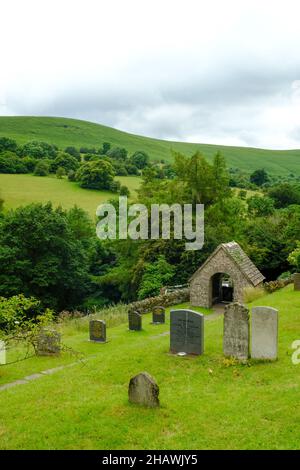 St. Issui's Church Friedhof und bedecktes Tor in einer hügeligen Landschaft, Partrishow, Powys, Wales, Großbritannien Stockfoto