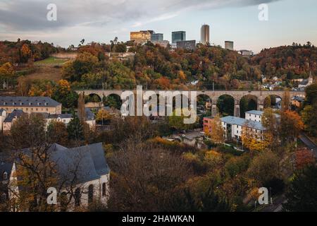 LUXEMBURG-STADT, OKTOBER 2021: Panoramablick über die Altstadt bei Sonnenuntergang Stockfoto