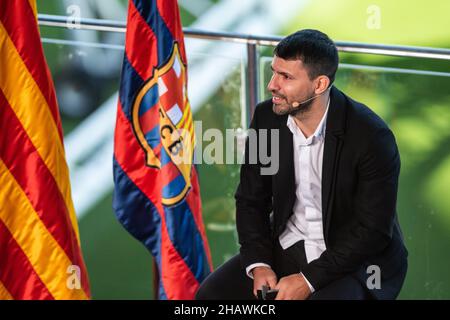 Nou Camp, Barcelona, Spanien. 15th Dez 2021. Pressekonferenz von Sergio Kun Aguero: Sergio Kun Aguero während der Pressekonferenz im Camp Nou Stadium, wo er seinen Rücktritt vom Fußballspiel ankündigte, da seine Ärzte Anweisungen zu einem Herzproblem gaben. Kredit: Aktion Plus Sport/Alamy Live Nachrichten Stockfoto