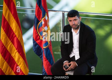 Nou Camp, Barcelona, Spanien. 15th Dez 2021. Pressekonferenz von Sergio Kun Aguero: Sergio Kun Aguero während der Pressekonferenz im Camp Nou Stadium, wo er seinen Rücktritt vom Fußballspiel ankündigte, da seine Ärzte Anweisungen zu einem Herzproblem gaben. Kredit: Aktion Plus Sport/Alamy Live Nachrichten Stockfoto