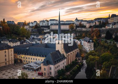 LUXEMBURG-STADT, OKTOBER 2021: Panoramablick über die Altstadt bei Sonnenuntergang Stockfoto